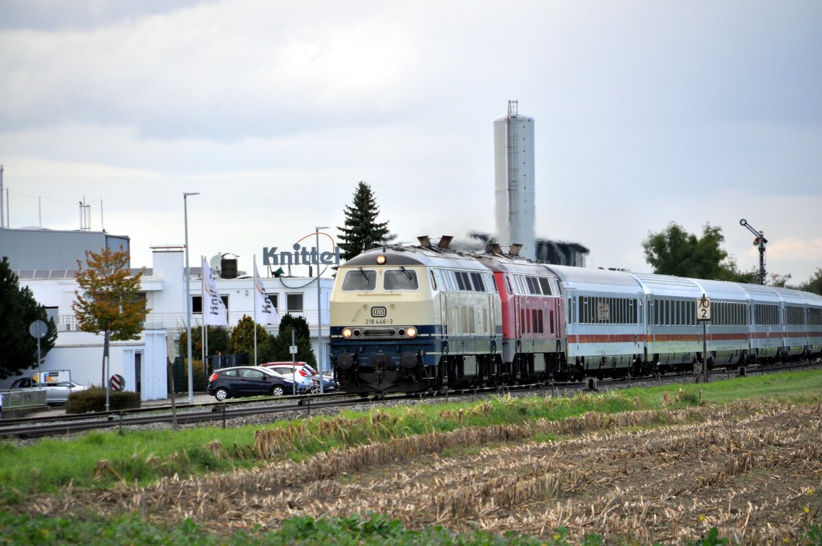218 446-3 und eine weitere 218 mit IC 2013 Allgäu in Vöhringen am 26.09.2022,