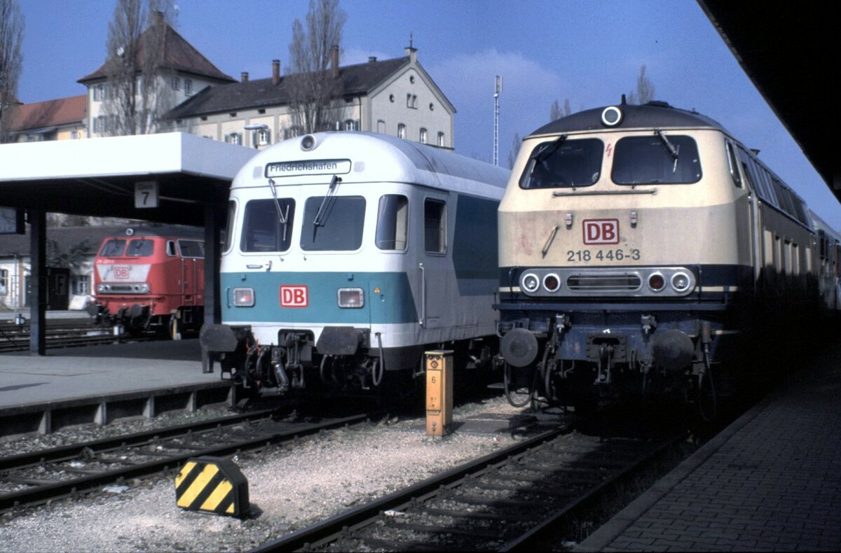 218 446-3 und eine weitere 218 sowie ein Steuerwagen Bauart Karlsruhe in Lindau am 17.03.1999.