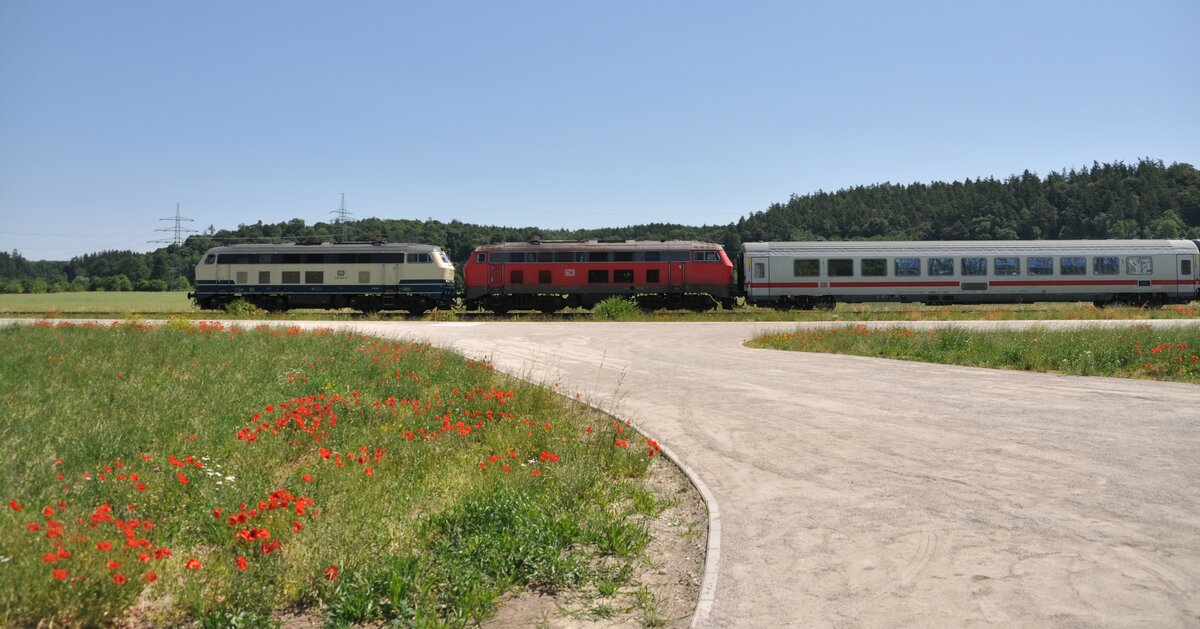 218 448-3 und 218 429-9 mit IC 2012 Allgäu bei Bellenberg am 13.06.2023. Die Stadt Vöhringen und das Umspannwerk Vöhringen haben einen neuen Fotostandpunkt eingerichtet. Der wurde notwendig, nachdem die schweren Trafos durch Vöhringen nicht mehr transportiert werden können. Bald wird ein 500 to Trafo erwartet.