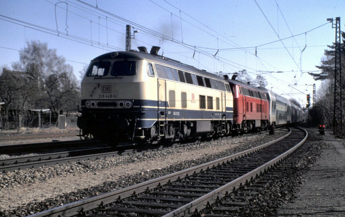 218 448-9 und eine weitere 218 mit Dosto-Zug aus Oberstdorf in Ulm am 02.03.1997.