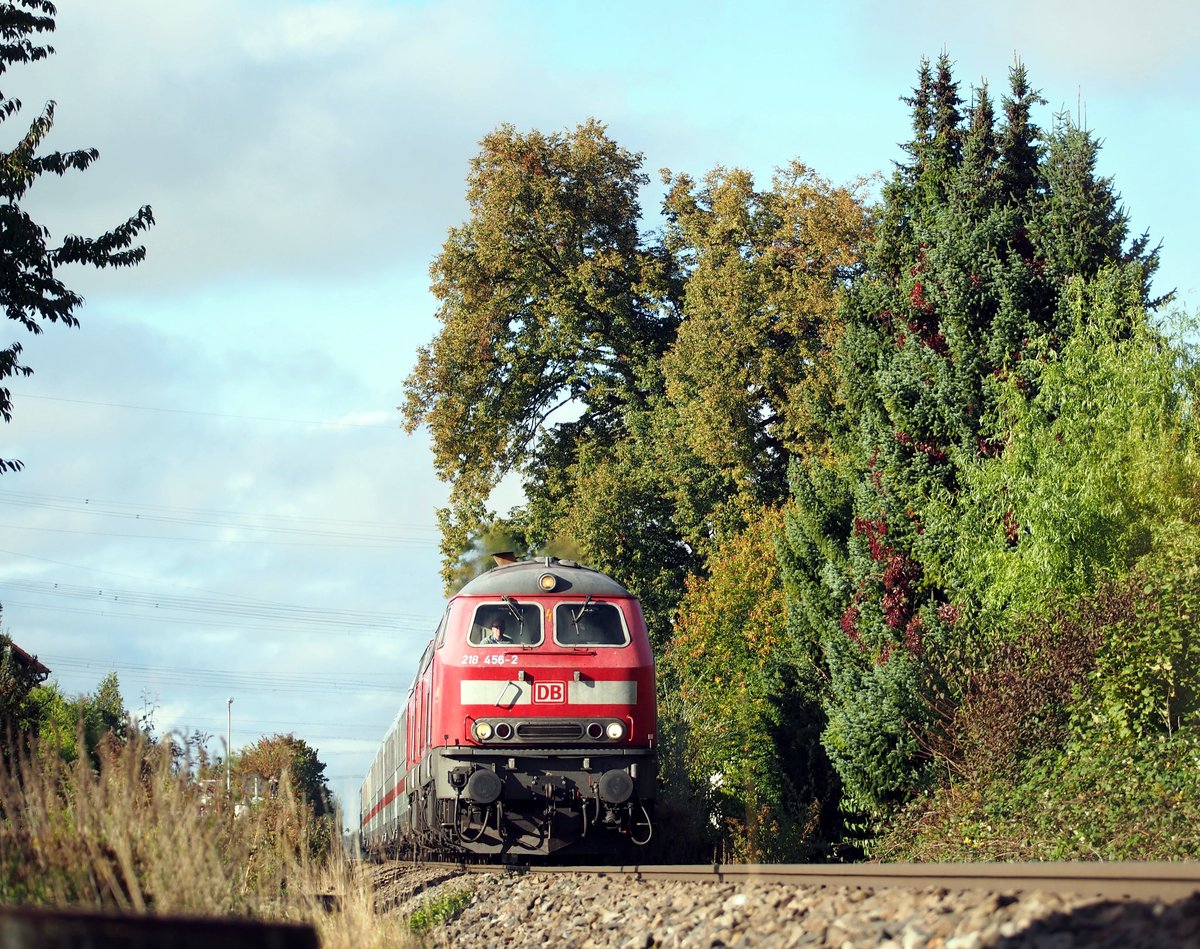 218 456-2 und eine weitere 218 mit IC Allg�u f�hrt durch Bellenberg. Die Aufnahme ist hinter einem stabilen Gel�nder auf der dritten Stufe zu einer Unterf�hrung entstanden. Bei der Geschwindigkeit hat mich der Luftdruck und -Sog kr�ftig durchgesch�ttelt, am 03.10.2020.