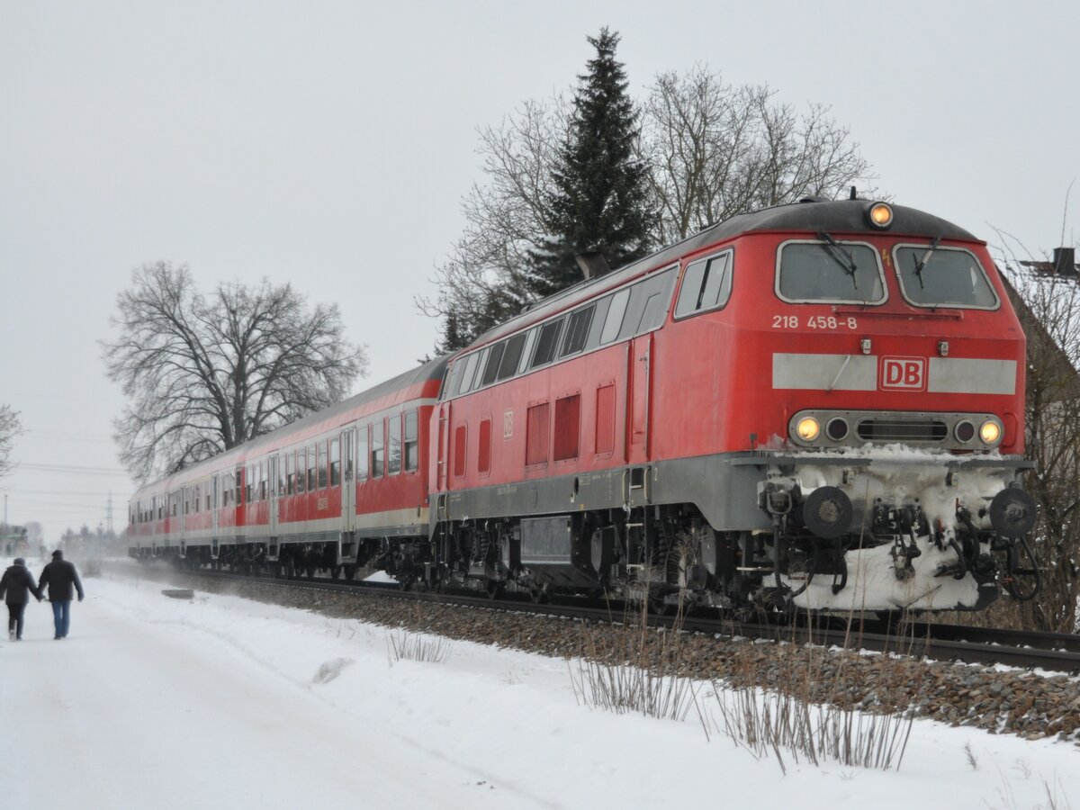 218 458-8 mit Nahverkehrszug in Bellenberg am 14.02.2010.