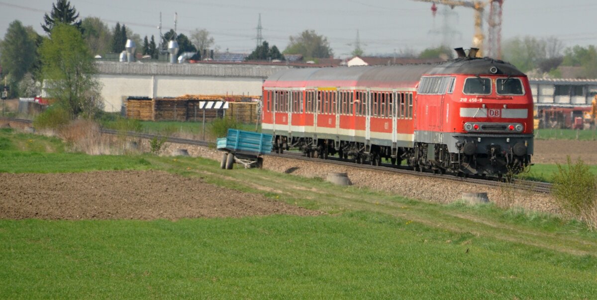 218 458-8 mit Nahverkehrszug in Illertissen am 20.04.2011.