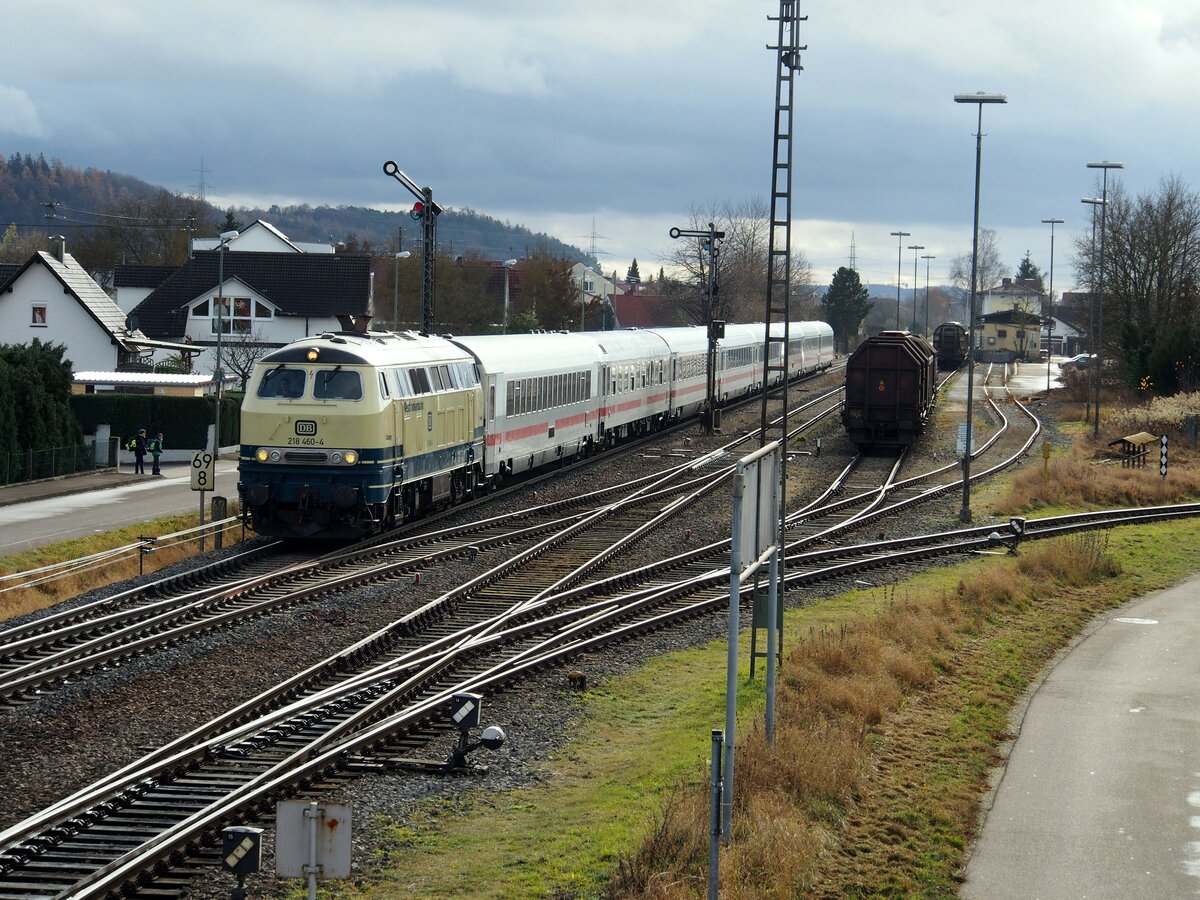 218 460-4  Conny  mit IC 2012 Allgäu in Vöhringen am 02.12.2021.