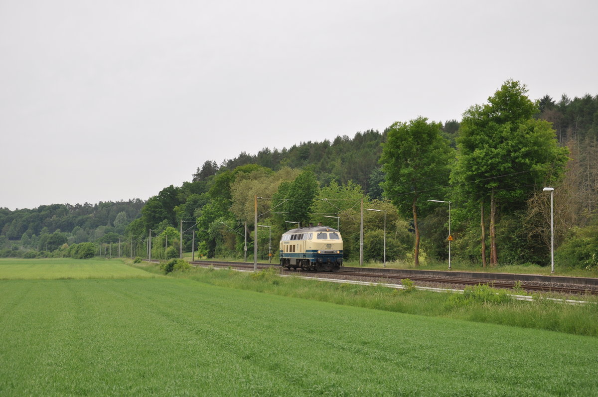 218 460-4 war am 22. Mai 2020 auf dem Weg nach Limburg(Lahn), um dort zwei ehemalige 640er des Sauerland-Netzes nach Aschaffenburg zu überführen. Die Lok konnte dabei in der Durchfahrt des Haltepunktes Lindenholzhausen festgehalten werden. 