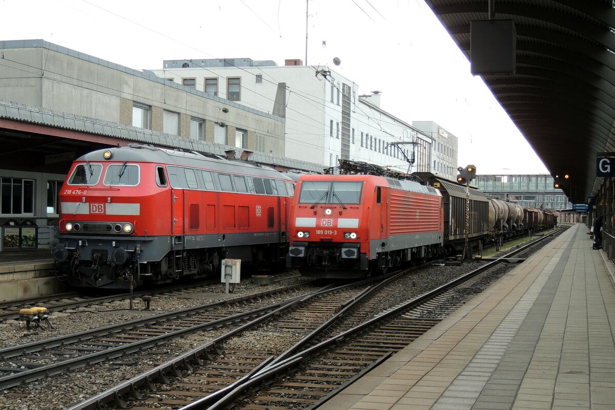 218 476-0 und 189 019-3 in Ulm am 03.11.2013.