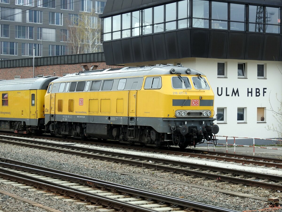218 477-8 DB Netzinstandhaltung im Hbf Ulm am 06.04.2019.