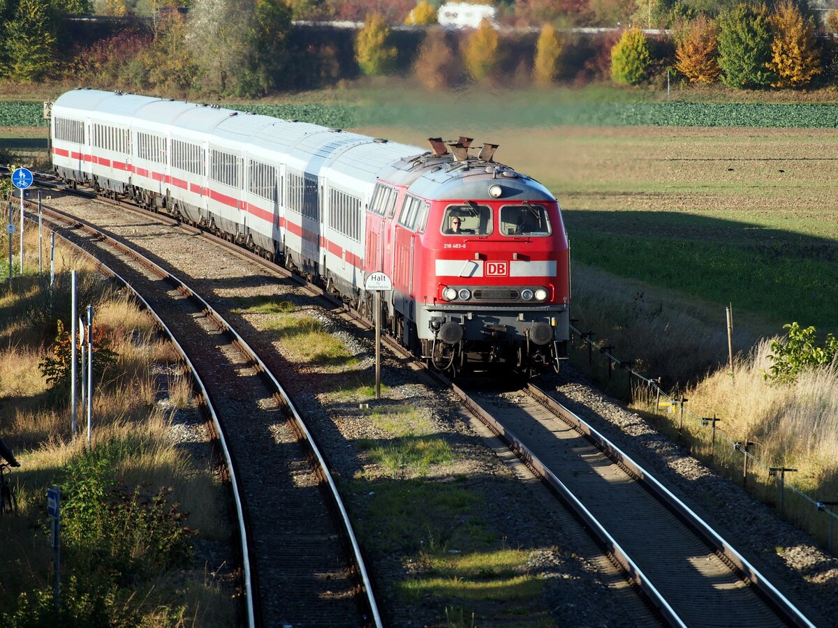 218 483-6 und eine weitere mit IC Allgäu bei Vöhringen am 22.10.2021.
