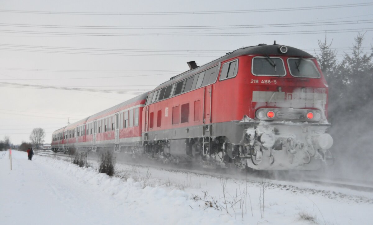 218 488-5 mit Nahverkehrszug in Bellenberg am 31.01.2010.