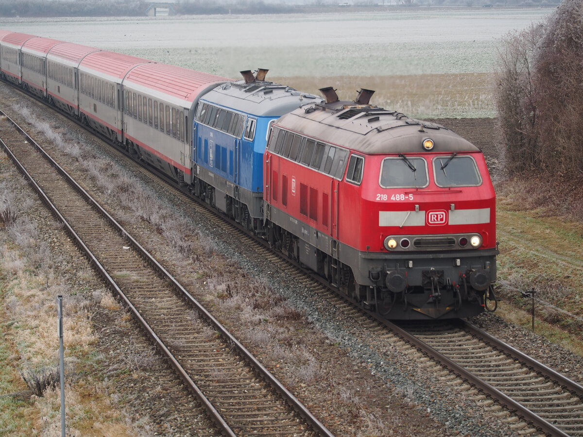 218 488-5 von RP und 218 von PRESS mit ÖBB EC Mozart als Umleiter im Illertal bei Vöhringen am 06.01.2020.