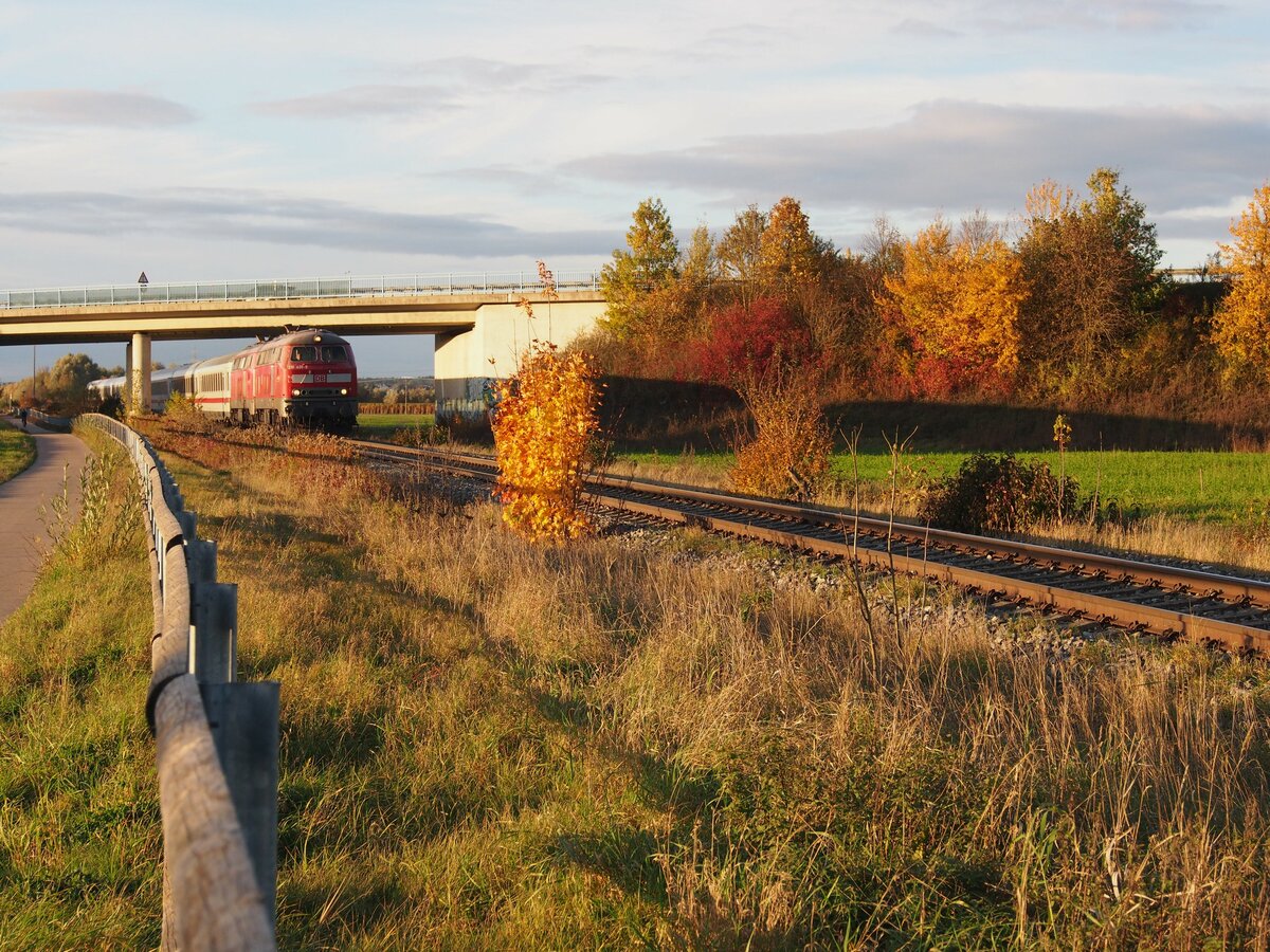 218 491-9 und 218 mit IC 2013 Allgäu in Vöhringen am 27.10.2020.