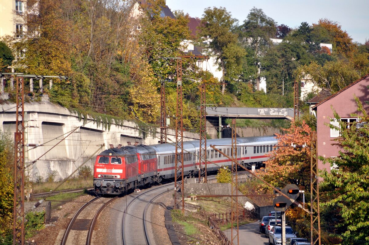 218 494-3 und 218 495-0 mit IC Allgäu 2013 bei der Einfahrt in Ulm am 18.10.2012.