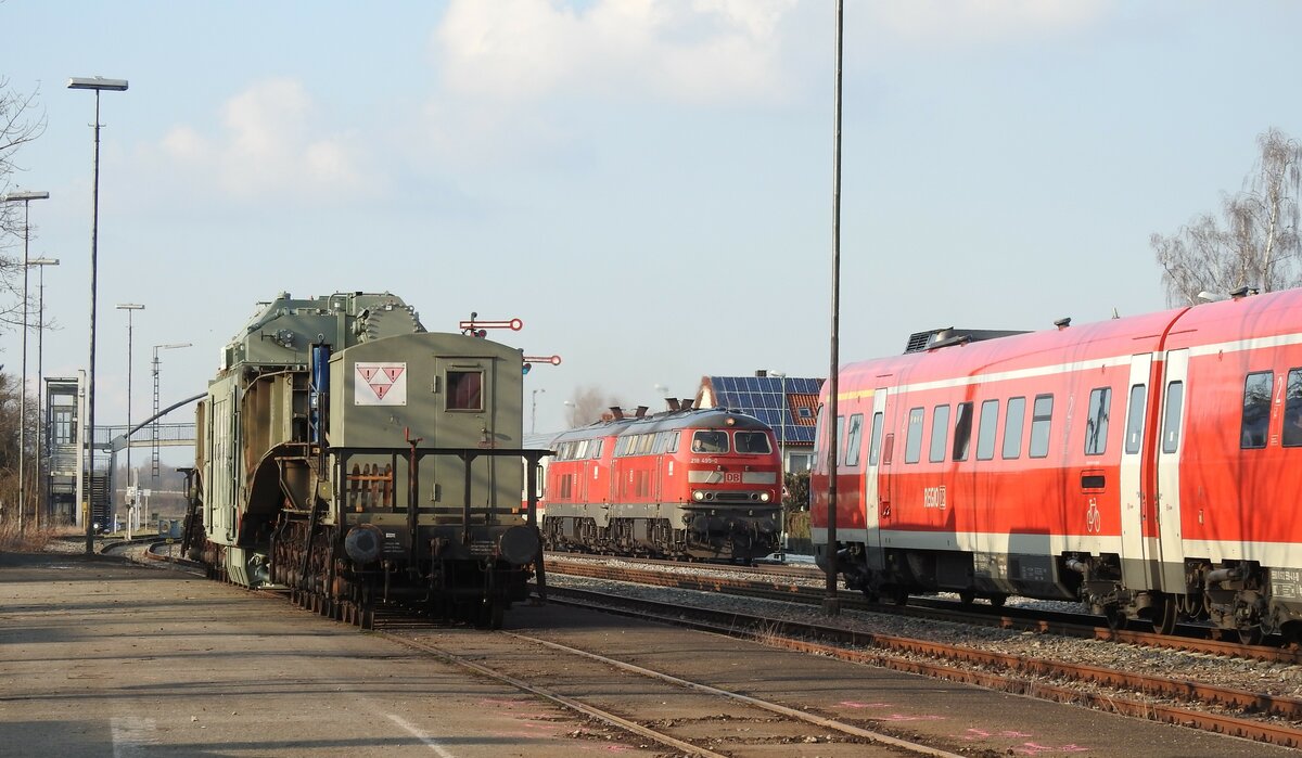 218 495-0 und 612 059 sowie Tragschnabelwagen von Ampiron mit Transformator beladen, in V�hringen am 08.03.2016.