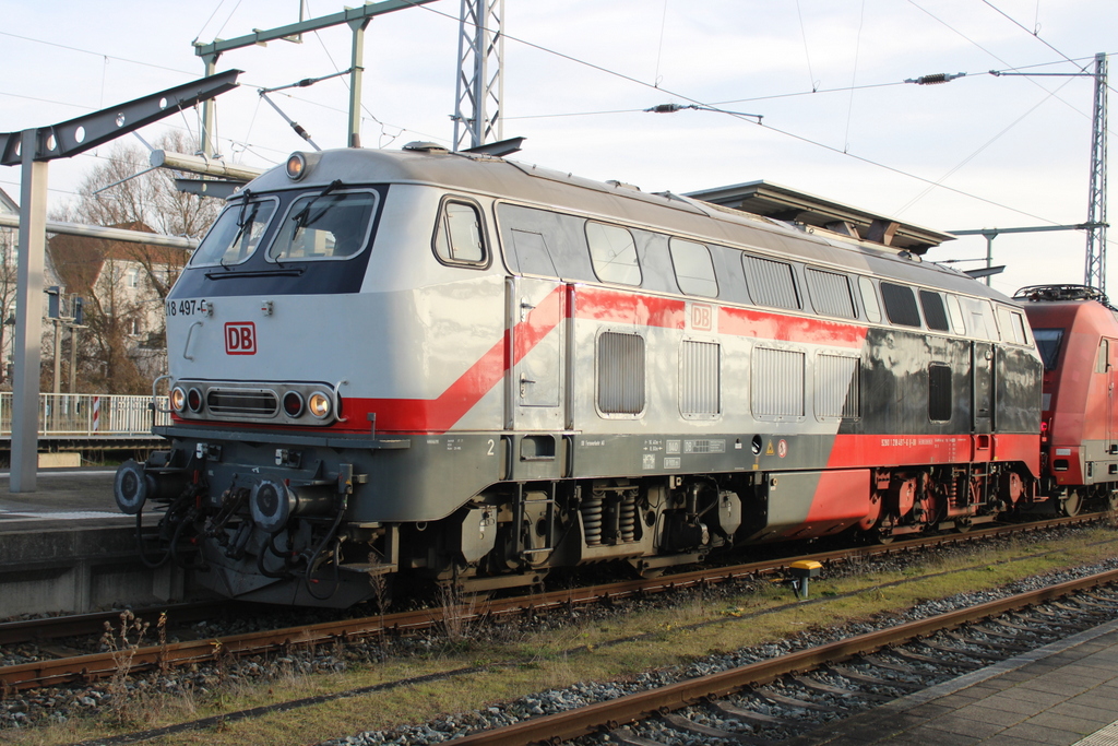 218 497-6(Schwarz/Weiß)stand am 14.12.2025 im Rostocker Hbf.
