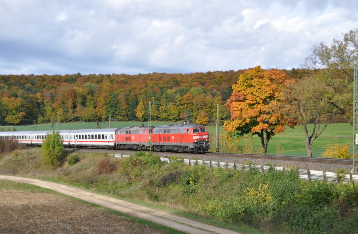 218 499-2 und 218 494-3 mit IC 2013 Allg�u bei Urspring am 17.10.2012.