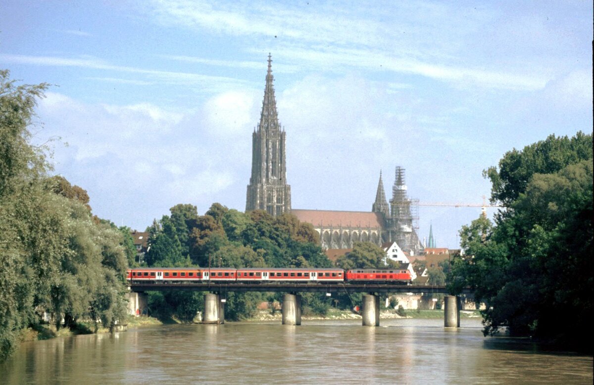 218 mit Regionalzug (n-Wagen) auf der Donaubrücke in Ulm am 28.08.2002.