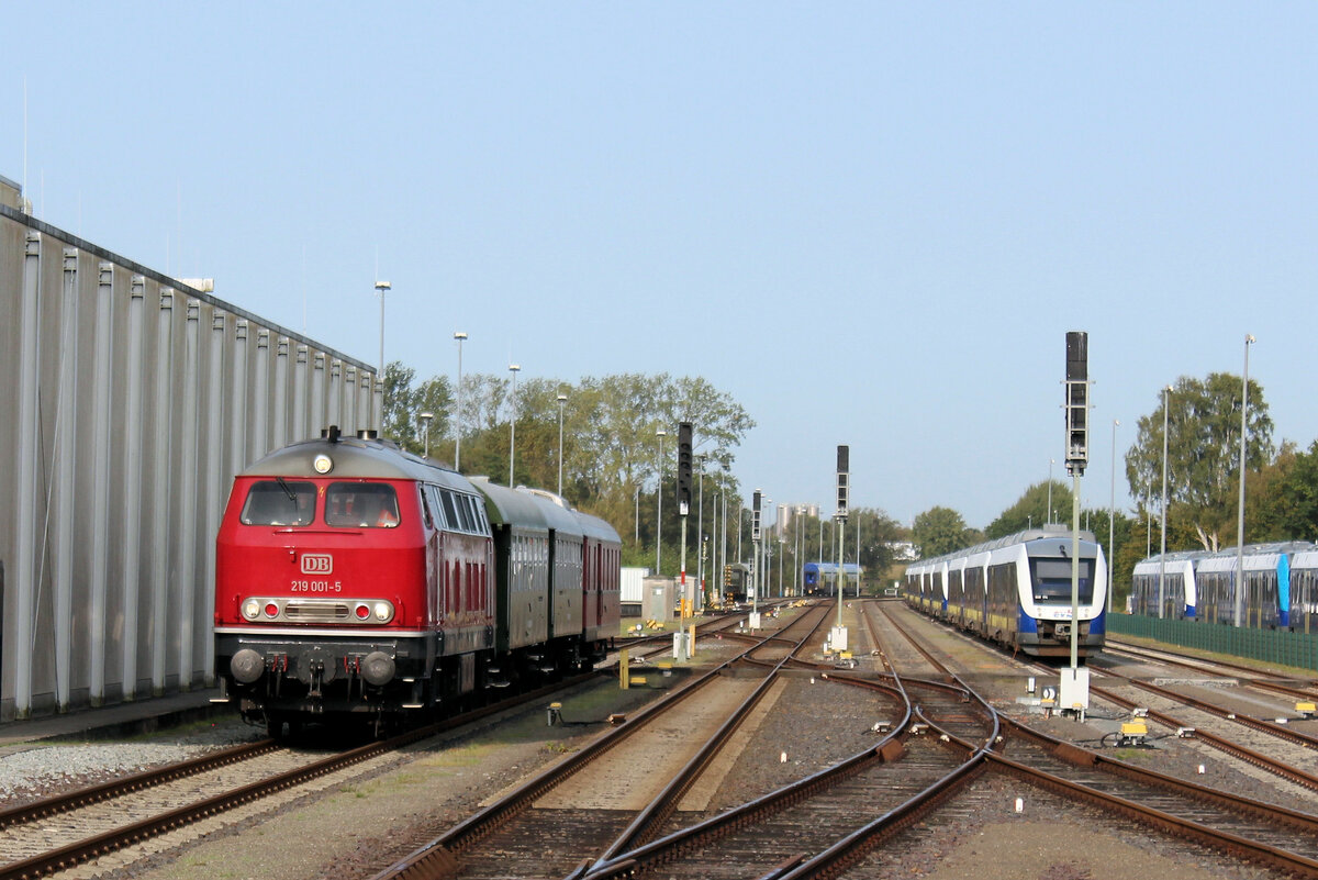 219 001-5 wird für die Pendelfahrten ( mit 218 003-2) zwischen Bremervörde u. Stade vorbereitet.
Datum: 30.09.2023.