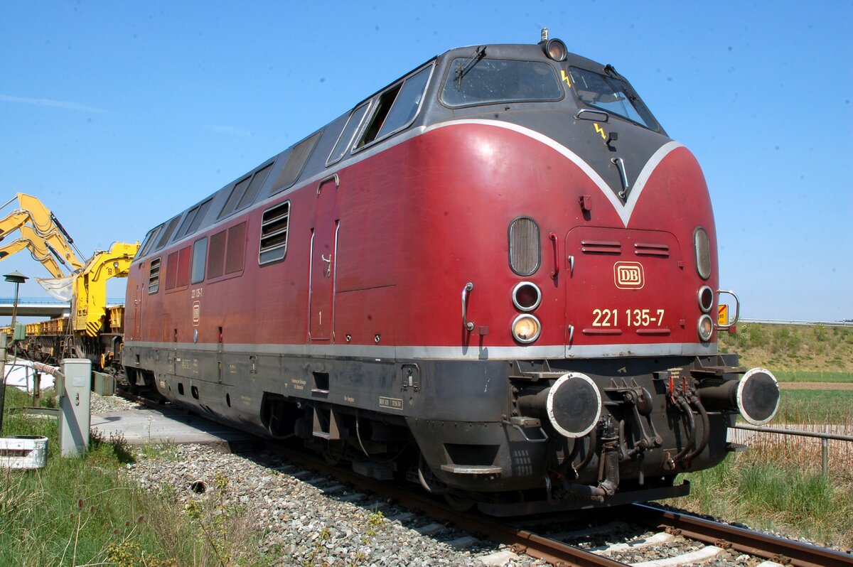 221 135-7 mit Bauzug in Vöhringen am 21.04.2007.