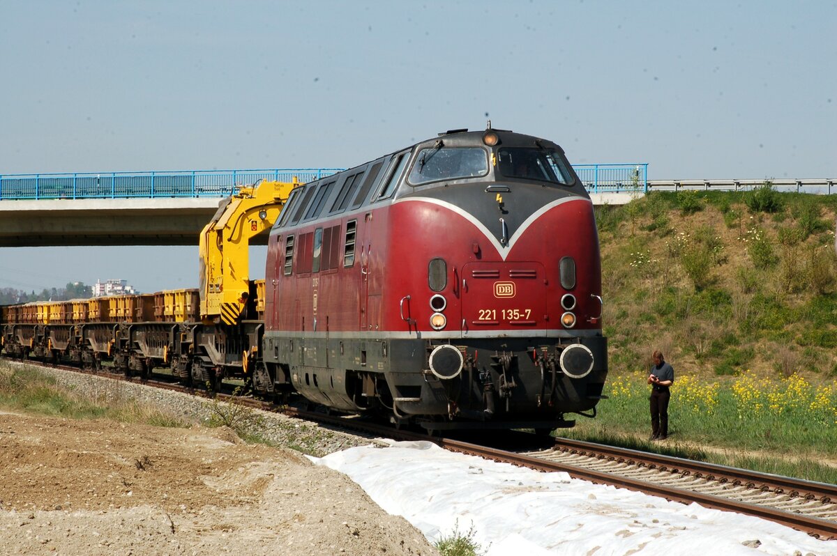 221 135-7 mit einem Materialbauzug bei V�hringen am 21.04.2007.