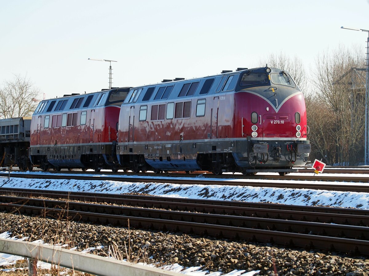 221 145-0 und V 270-1 (221 124-1) in Ulm Söflingen am 20.02.2010.