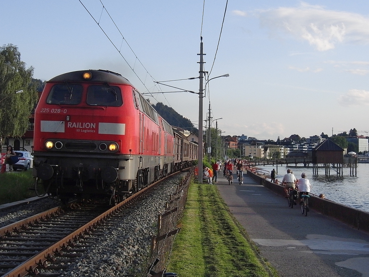 225 028-0 und eine weitere unerkannt gebliebene 225er ziehen am 16.08.2011 einen auf Grund der Arlbergsperre umgeleiteten Güterzug, bestehend aus 6 Wagen, zwischen Bregenz und Lindau am Bodenseeufer entlang Richtung München.