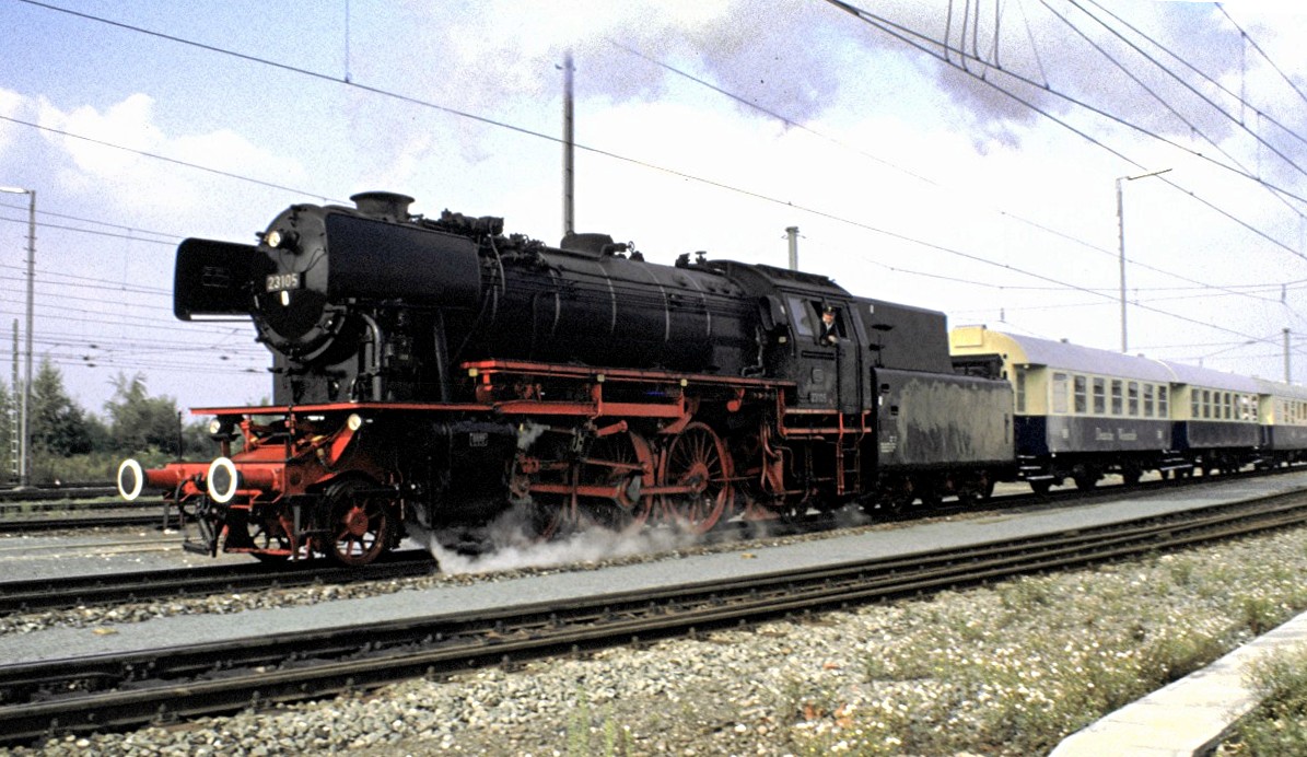 23 105 bei der Parade 150 Jahre Deutsche Eisenbahn in Nürnberg Langwasser am 14.08.1985. Die 23 105 war die letzte für die Deutsche Bundesbahn gebaute Dampflok von der Maschinenfabrik Jung.