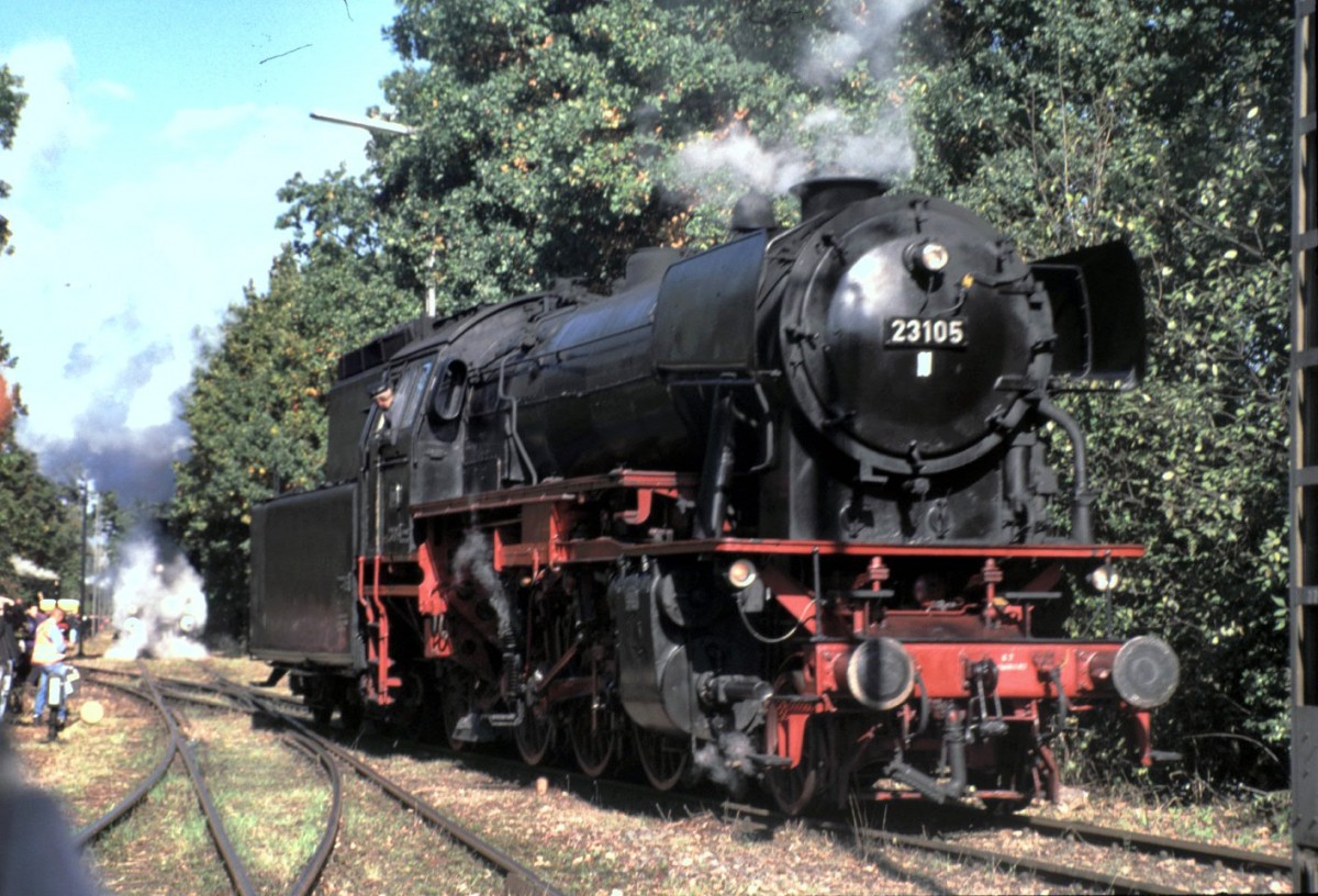 23 105 bei der Parade zum 100jährigen Bestehen des Verkehrsmuseums Nürnberg am 16.10.1999. Die Lok wurde hier für die Parade in Stellung gebracht, während der Parade waren nahezu keine brauchbaren Fotos möglich. Die 23 105 war die letzte für die Deutsche Bundesbahn gebaute Dampflok von der Maschinenfabrik Jung.