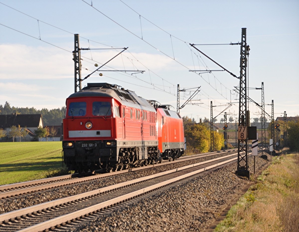 232 131-3 schleppt 152 056-8 bei Hinterdenkental in Richtung Kornwestheim am 19.10.2012.