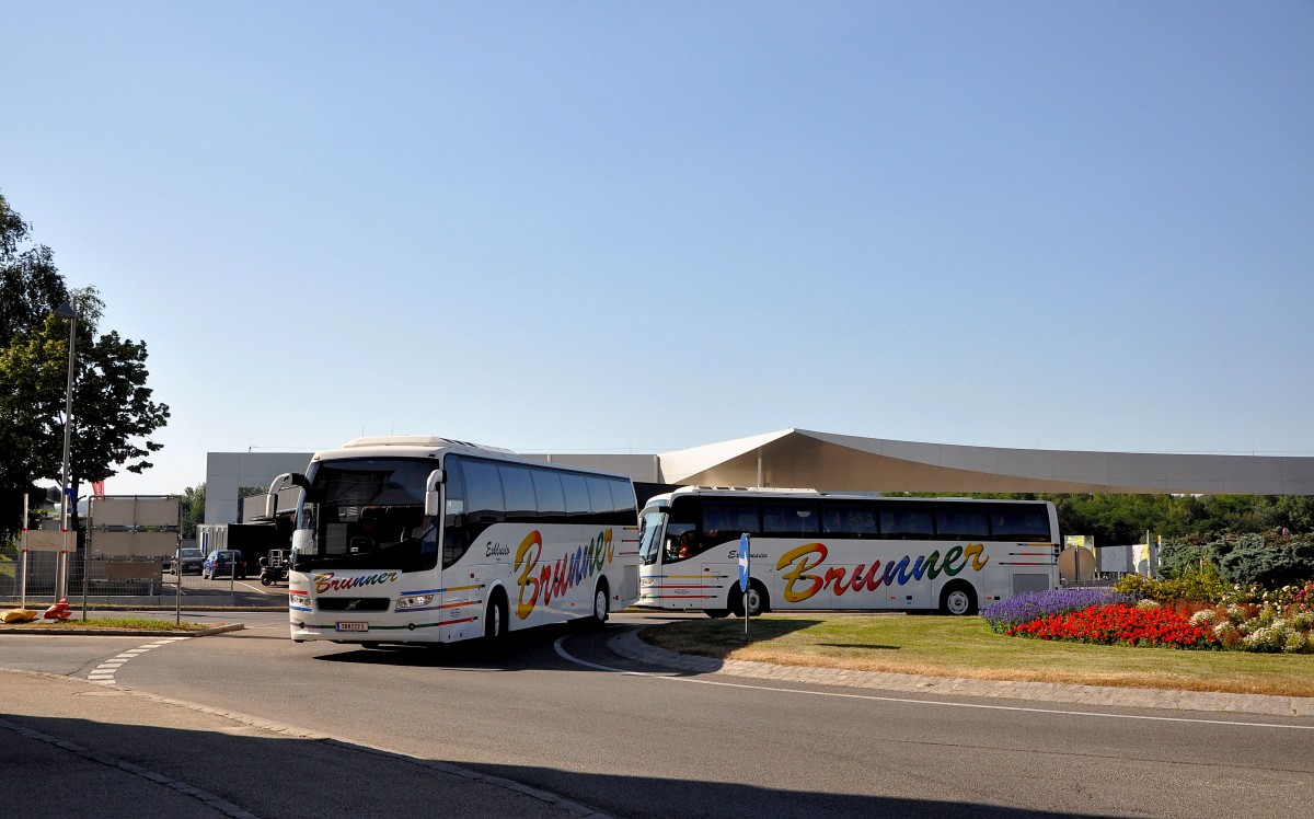 23.7.2013,2mal Volvo 9700 von BRUNNER Reisen / �sterreich in einem Kreisverkehr in Krems an der Donau.