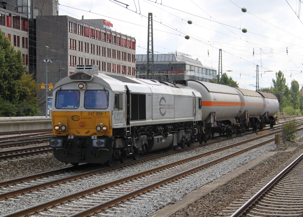 247 059 mit 3 Kesselwagen bei der Durchfahrt in M�nchen-Heimeranplatz.24.07.2016