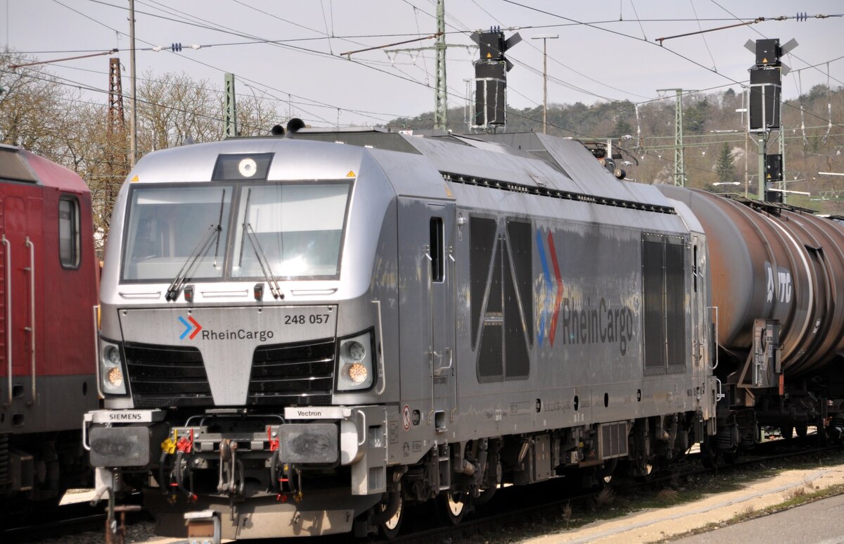248 057 der Rhein Cargo mit einem Kesselwagenganzzug in Ulm am 22.03.2024. Über diesem Zug gibt es bereits Meldungen, das diese Leistung von der Augsburger Localbahn GmbH-AL übernommen werden soll. Die Zukunft wird es zeigen.