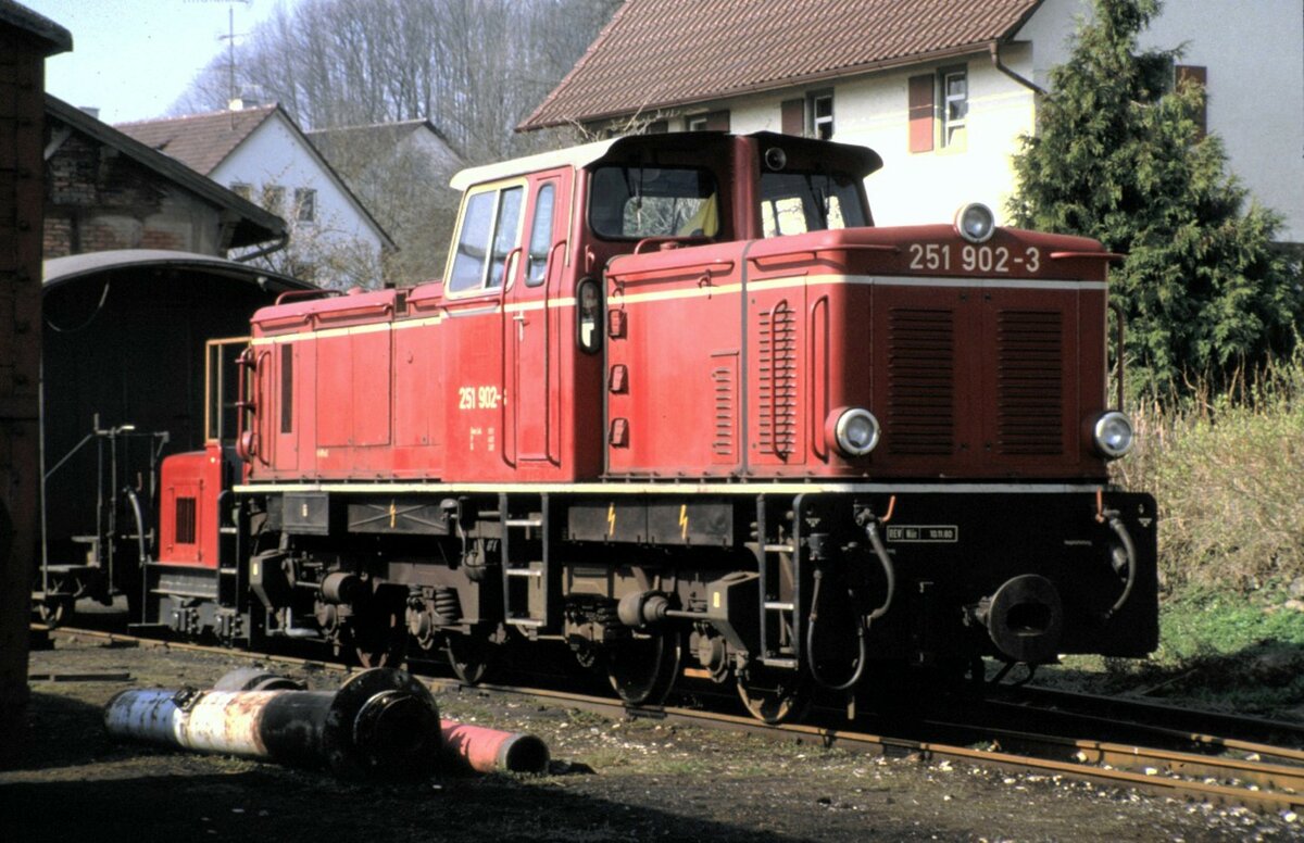 251 902-3 in Ochsenhausen am 20.04.1985.