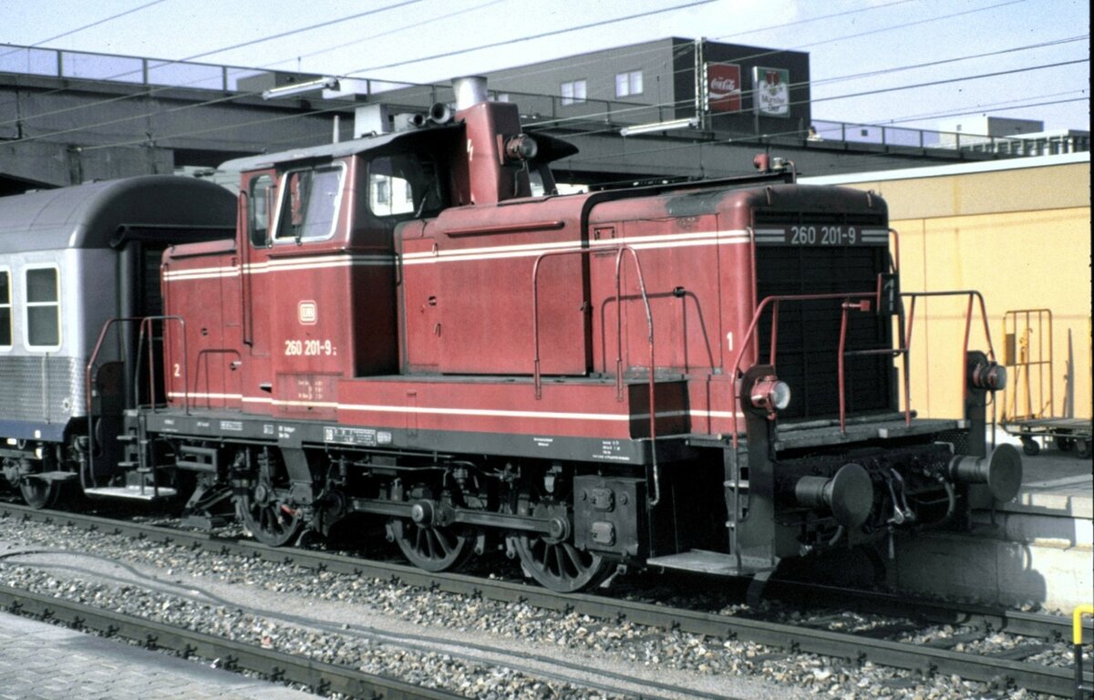 260 201-9 in Ulm bei einer Rangierfahrt mit Silerling am 05.06.1981.