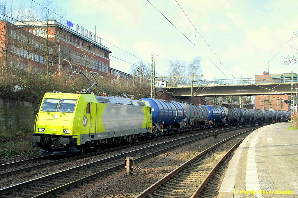 27/01/2015:
Alphatrains / RHC 119 007 mit Kesselwagenzug in Hamburg-Harburg auf dem Weg nach Süden