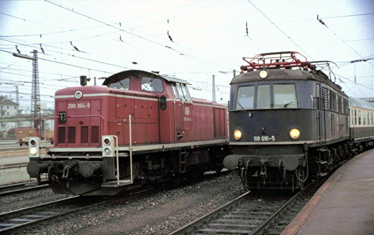 290 364-9 und 118 016-5 in Ulm auf den  Bayerischen Gleisen  am 16.10.1982.  Die 118 hat die alten Lampen und mußte diese vor der Zerlegung an die 118 008 abgeben!