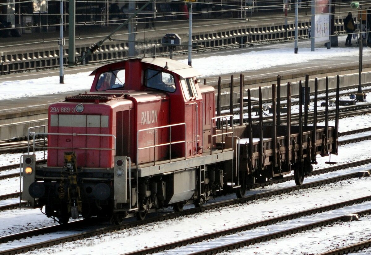 294 869-3 mit einem Rungenwagen Typ Rlmmso 58 in Ulm am 21.12.2009.