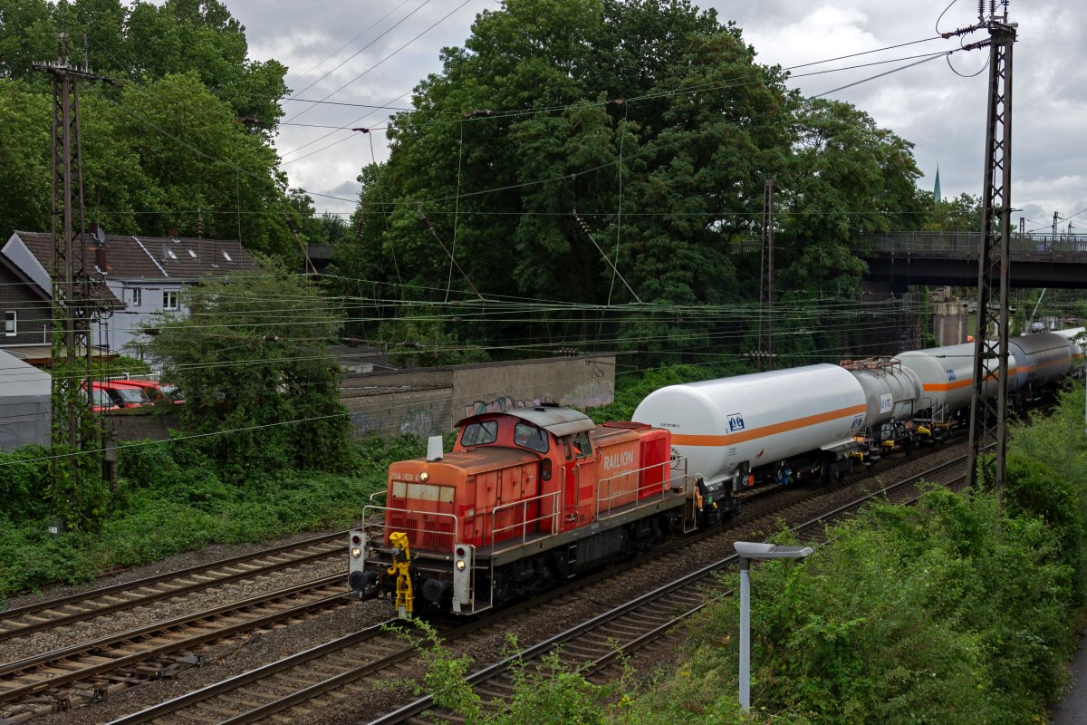 294 903 verl�sst mit einigen Kesselwagen Oberhausen-Osterfeld in Richtung Duisburg.