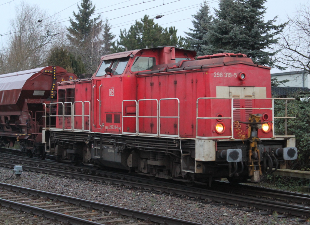 298 319-5 mit D�ngerzug von WRB nach WRP bei der Ausfahrt in WRB am Morgen des 31.12.2018.