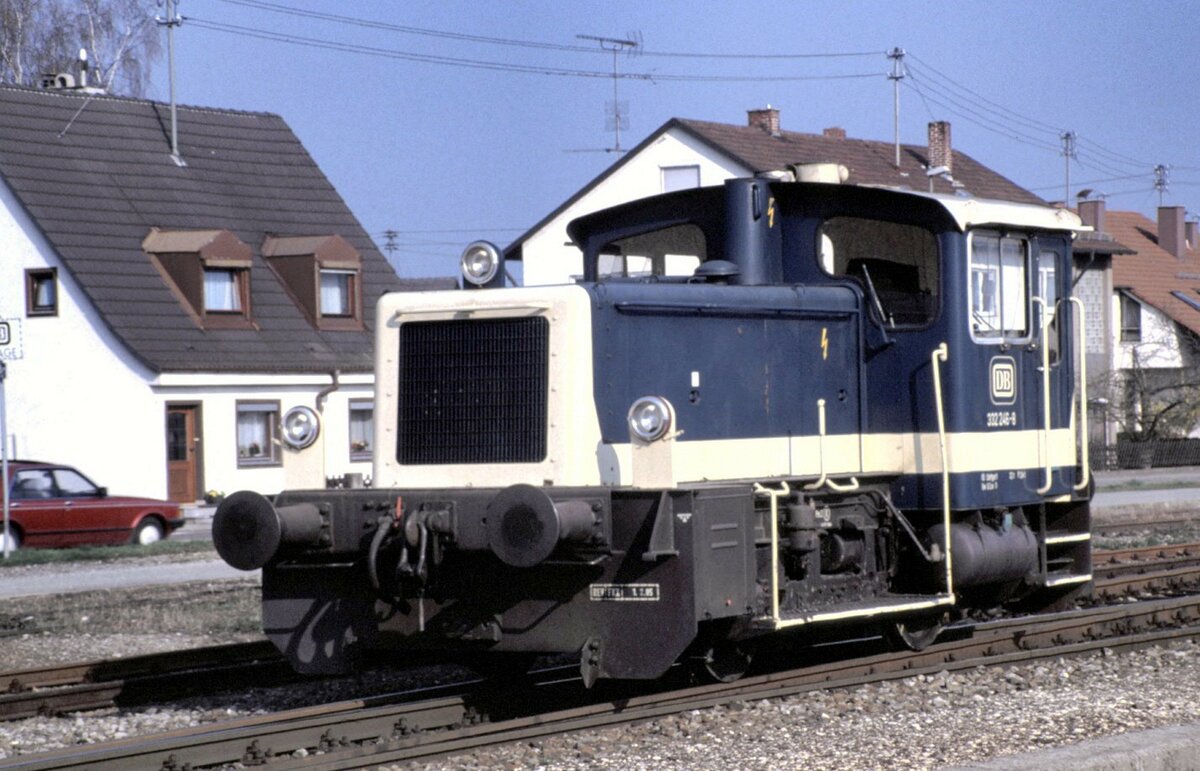332 246-8 in V�hringen im Juni 1991. (Als selbst kleine Bahnhofstationen noch K�f hatten).