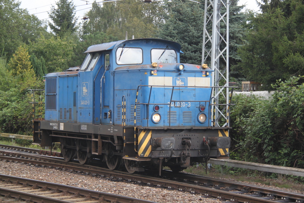 346 020-3 der Firma Eisenbahn-Bau- und Betriebsgesellschaft Pressnitztalbahn mbH beim Rangieren am 05.09.2015 im Bahnhof Rostock-Bramow.