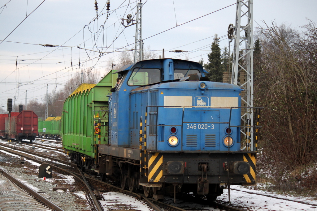 346 020-3 stellte am 01.02.2014 den Holzzug von Rostock-Bramow nach Stendal-Niedergrne im Bahnhof Rostock-Bramow zusammen.01.02.2014