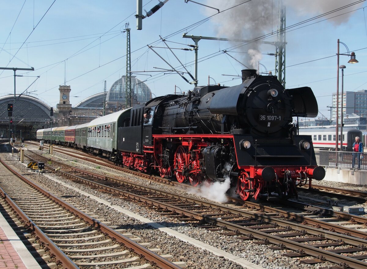 35 1097-1 fährt mit einem Sonderzug aus Dresden Hbf aus am 19.04.2015.