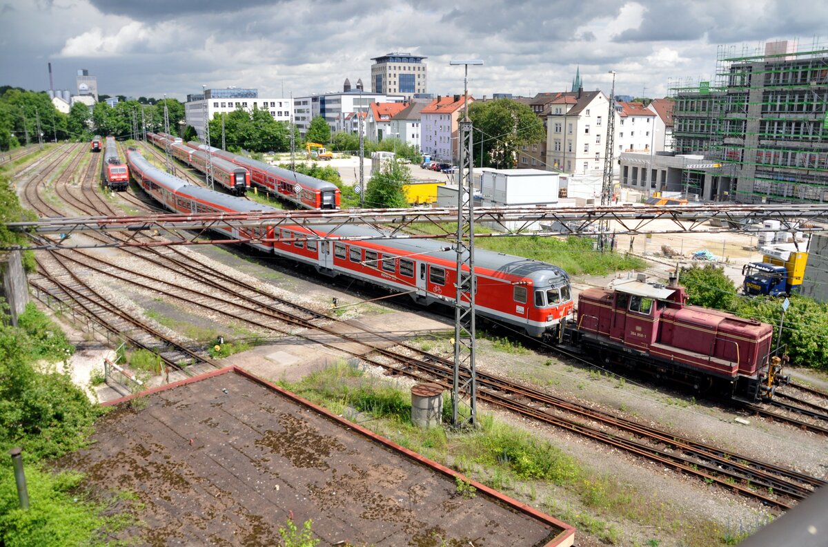 364 858-1 holt einen Nahverkehrszug mit n-Wagen und einem Steuerwagen Bauart Karlsruhe aus der Abstellgruppe am 09.06.2012. Die Gleise sind bereits abgebaut und die Abstellgrupe ist an der Stelle aufgelöst.