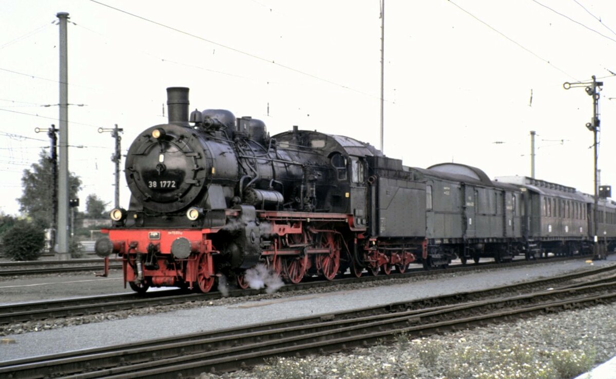 38 1772 mit Preußischen Schnellzug bestehend aus Pw 4-Pr 16; C 4ü-Pr21, sechsachsiger Teakholz-Speisewagen (1700 D), sowie der sechachsige Salonwagen (Berlin 20) des preußischen Kronprinzen in Programm Nummer 8.3 bei der Jubiläumsparade 150 Jahre Deutsche Eisenbahn in Nürnberg am 14.09.1985.