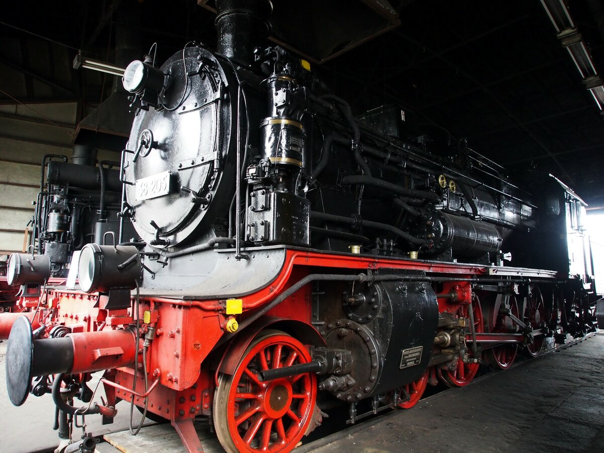 38 205 im Sächsischen Eisenbahnmuseum in Chemnitz am 19.04.2017.