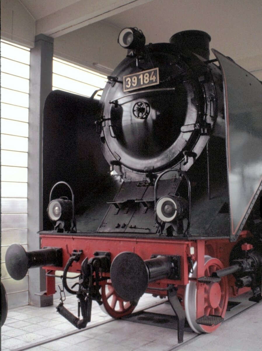 39 184 im LHB (Alstom) Werksmuseum Salzgitter-Watenstedt im Februar 1980. Frontansicht.