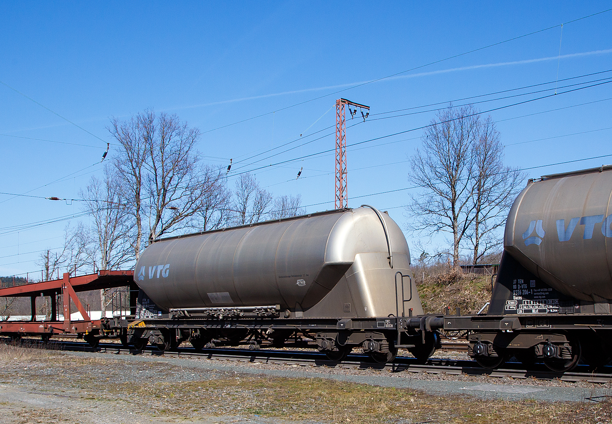 4-achsiger Drehgestell-Staubgutwagen (82 m³ Silowaggon) 37 80 9326 209-5D-VTG, der Gattung Uacns, der VTG AG am 30.03.2021 im Zugverband bei der Durchfahrt in Rudersdorf (Kr. Siegen) auf der Dillstrecke.

TECHNISCHE DATEN:
Hersteller: Feldbinder Spezialfahrzeugwerke GmbH
Herstellerbezeichnung: Silowaggon BEUT 82.4-4/1
Gattung:  Uacns
VTG Bezeichnung: P81.082D
Spurweite: 1.435 mm
Länge über Puffer : 16.240 mm
Drehzapfenabstand:  11.200 mm
Achsabstand im Drehgestell: 1.800 mm
Raddurchmesser: 920 mm (neu)
Höchstgeschwindigkeit: 100 km/h (120 km/h leer)
Max. Radsatzlast : 22,50 t
zul. Gesamtgewicht:  90,00 t
Eigengewicht:  17.660 kg
Nutzlast:  72,3t (ab Streckenklasse D)
Drehgestelle:  Y25 Lsi(f)-FFB-K
Kleinster bef. Halbmesser:  35 m
Gesamtvolumen: 82 m³
Betriebsdruck: 2,50 bar / -0,05 bar
Prüfdruck:  3,75 bar
Behälterwerkstoff : Aluminiumlegierung (AlMg4,5Mn)
Bremse: KE-GP-A (K)
Bremssohle: Cosid 810
Intern. Verwendungsfähigkeit: TEN GE
