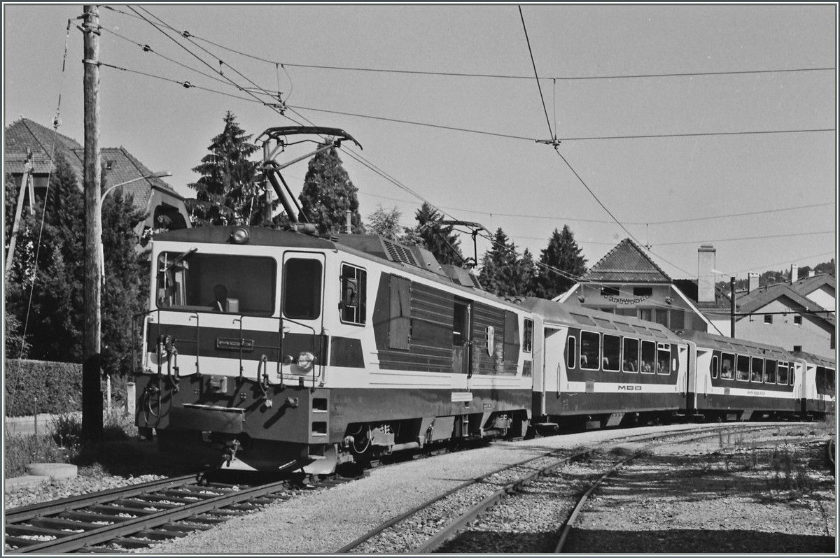 40 Jahre MOB Panoramic Express: Vor gut vierzig Jahren  erfand  die MOB die Panorama-Wagen, welche seitehr bei auch bei weitern Bahnen mit Erfolg eine erweiterten Ausblick bescheren. Eine für Sa/So 21/22. Mai 2016 in Gstaad stattfindende Ausstellung zu diesem Thema veranlasste mich etwas im Archiv zu stöbern, wobei der Fundus eher gering ausfiel.

GDe 4/4 mit einem Panoramic Express bei Fontanivent.
August 1985  