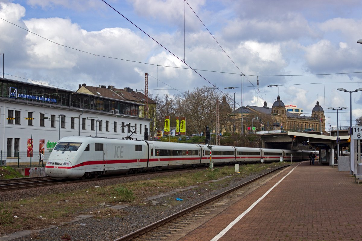 401 059 f�hrt am 03.04.2021 in den Wuppertaler Hauptbahnhof ein.