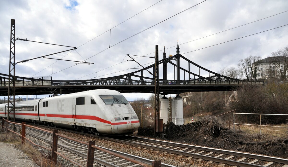 401 558-2 kommt in Ulm unter der Neutorbrücke Richtung Stuttgart durch am 26.02.2010.